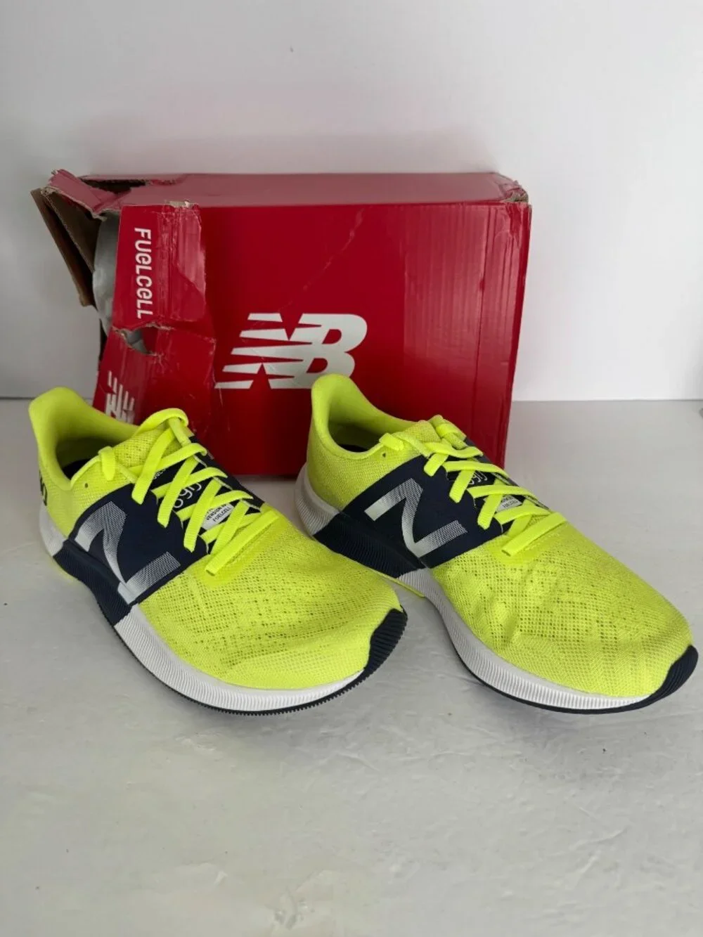NIB New Balance 890 V8 Running Sneakers Womens US 7.5 EU 38 Vibrant Lemon Slush